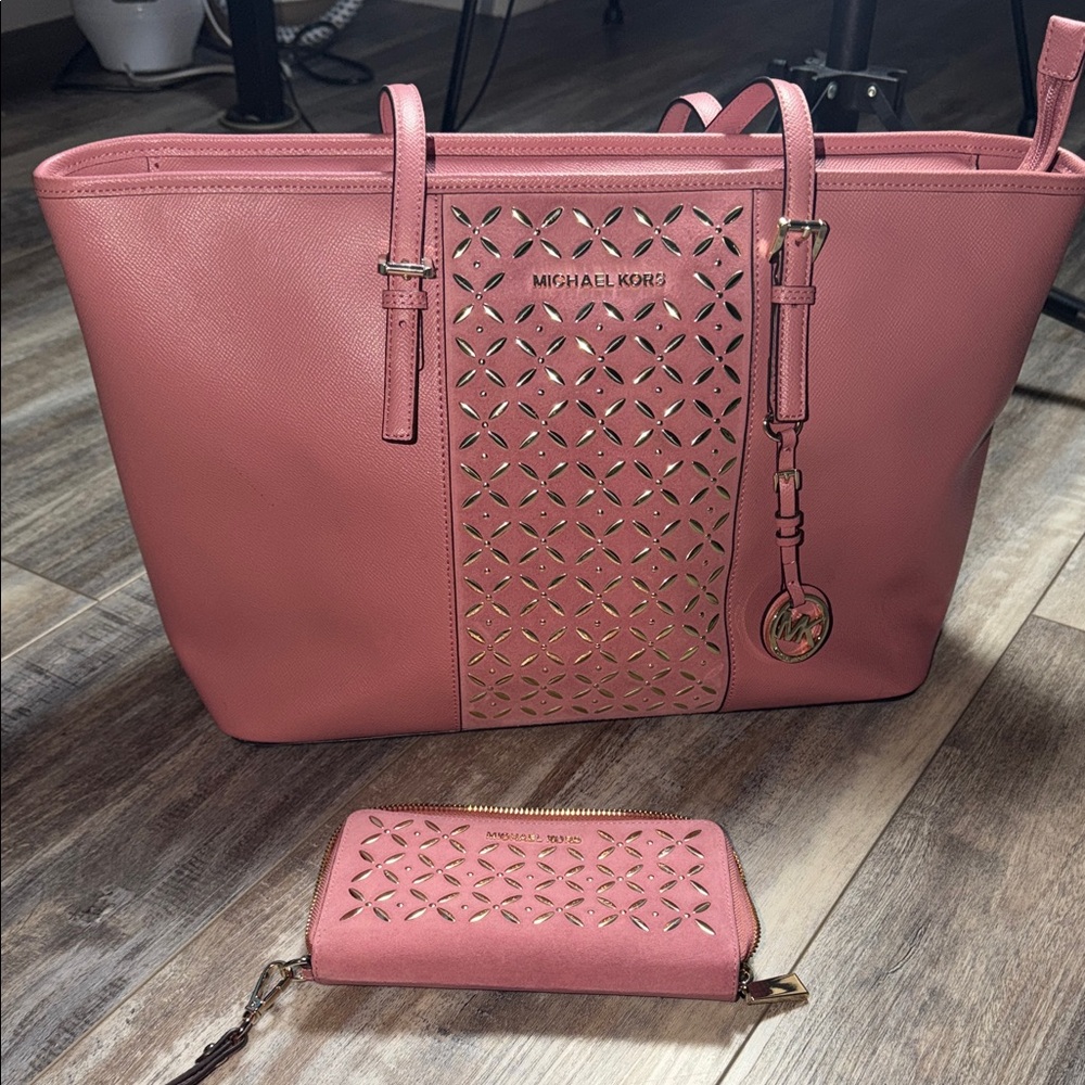 MICHAEL Michael Kors
Voyager Large Hotfix Leather Tote and wallet